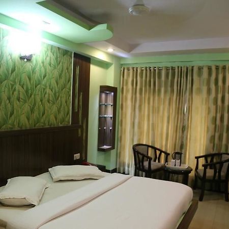 Hotel Grand Plaza Нью-Дели Экстерьер фото