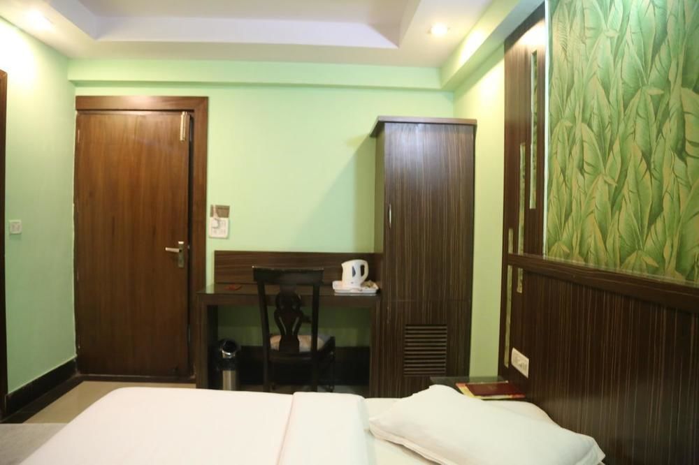 Hotel Grand Plaza Нью-Дели Экстерьер фото