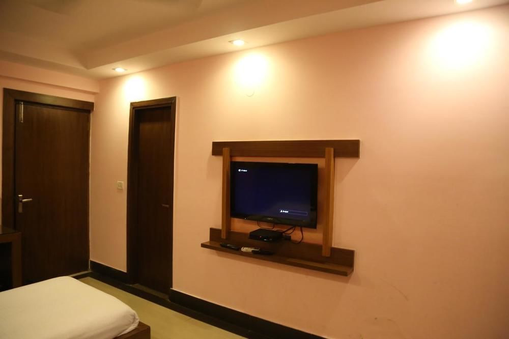 Hotel Grand Plaza Нью-Дели Экстерьер фото