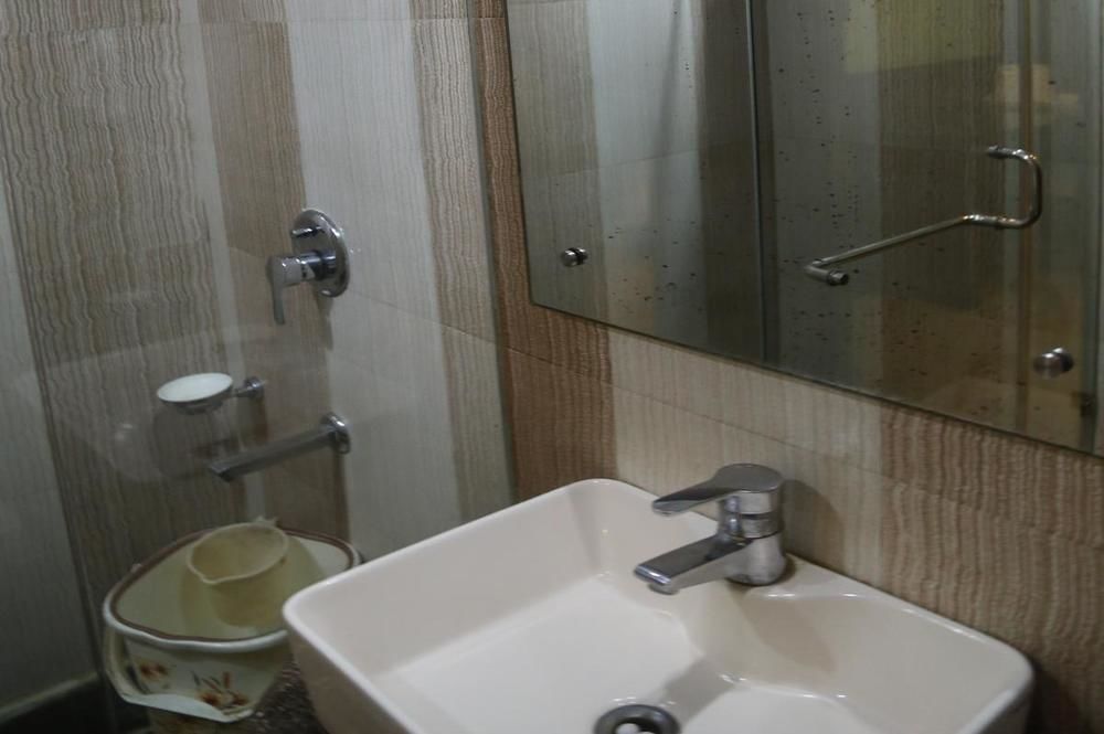 Hotel Grand Plaza Нью-Дели Экстерьер фото
