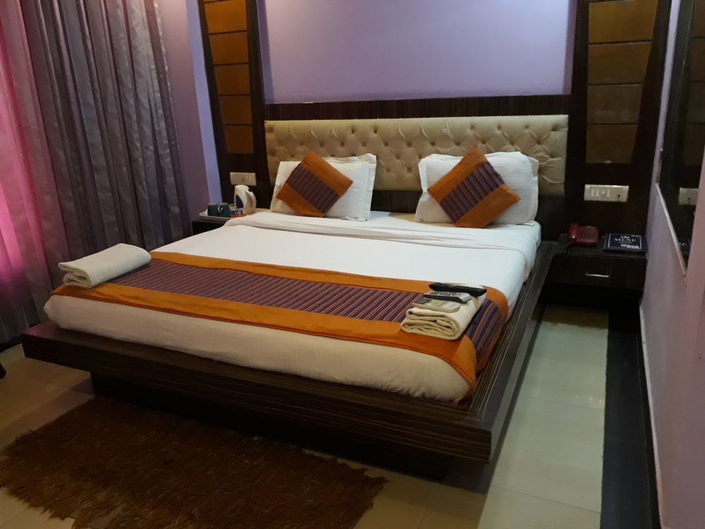 Hotel Grand Plaza Нью-Дели Экстерьер фото