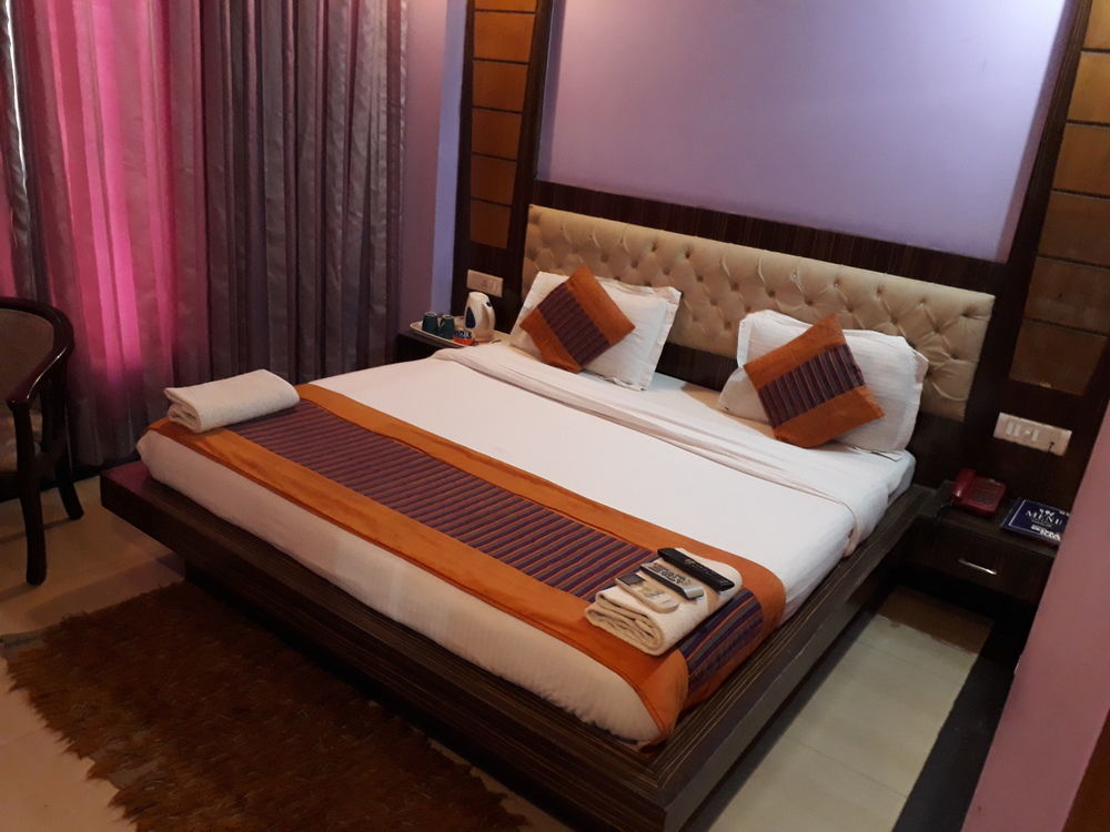 Hotel Grand Plaza Нью-Дели Экстерьер фото